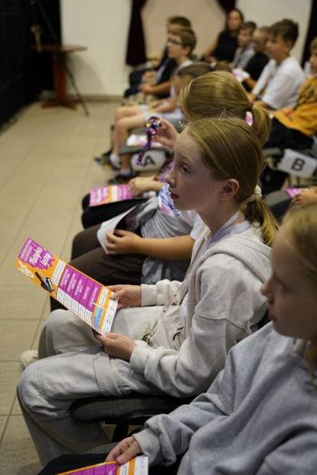 dzieci na sali kinowej w NOK-u, dorośli opowiadają o instrumentach