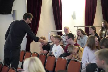 dzieci na sali kinowej w NOK-u, dorośli opowiadają o instrumentach