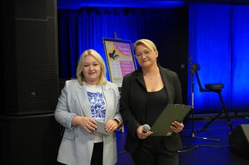 dzieci na sali kinowej w NOK-u, dorośli opowiadają o instrumentach