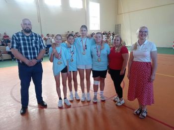 sala gimnastyczna, dziewczęta z zawieszonymi na szyi medalami