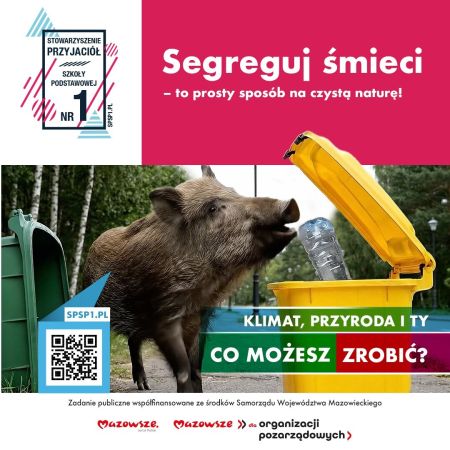 segreguj śmieci, napis na górze, pośrodku dzik wrzuca butelkę do śmietnika, na dole logotypy
