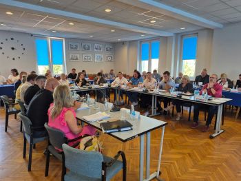 sala konferencyjna, radni siedzący przy stołach