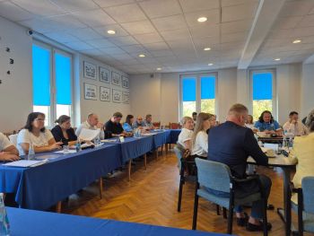 sala konferencyjna, radni siedzący przy stołach