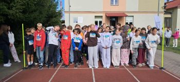grupa większych dzieci ubranych w piżamy na starcie