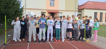 grupa większych dzieci ubranych w piżamy na starcie