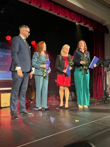 wręczanie nagród dla wyróżnionych nauczycieli, trzy kobiety z różami