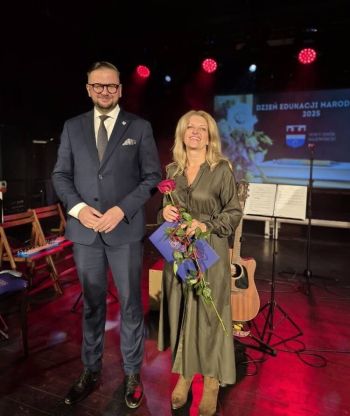 uśmiechnięta kobieta z Burmistrzem pozują do zdjęcia