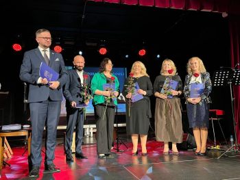 pamiątkowe zdjęcie Burmistrza z grupą wyróżnionych nauczycieli