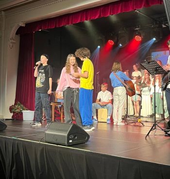 występ młodzieży na scenie