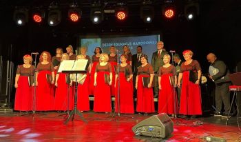 chór nauczycieli na scenie