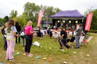 Występ zespołu szantowego na scenie.