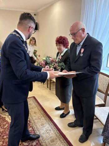pary jubilatów otrzymujących pamiątkowe medale i dyplomy od Burmistrza