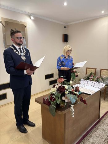 pary jubilatów otrzymujących pamiątkowe medale i dyplomy od Burmistrza