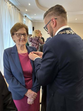 pary jubilatów otrzymujących pamiątkowe medale i dyplomy od Burmistrza