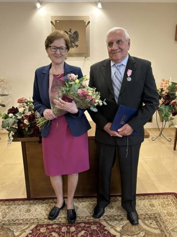 pary jubilatów otrzymujących pamiątkowe medale i dyplomy od Burmistrza