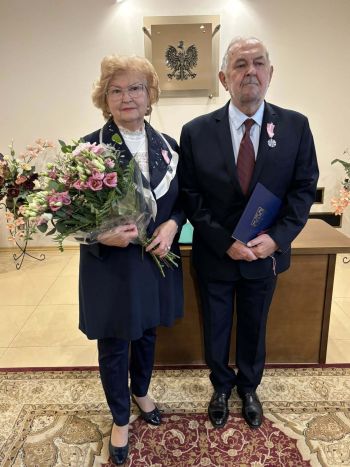 pary jubilatów otrzymujących pamiątkowe medale i dyplomy od Burmistrza
