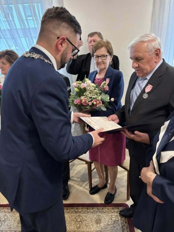 pary jubilatów otrzymujących pamiątkowe medale i dyplomy od Burmistrza