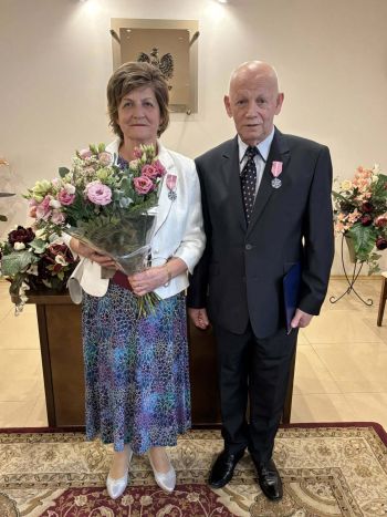 pary jubilatów otrzymujących pamiątkowe medale i dyplomy od Burmistrza