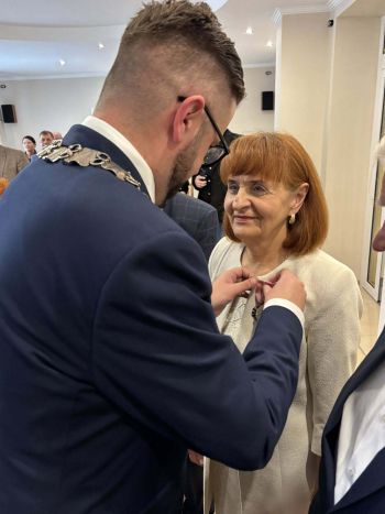 pary jubilatów otrzymujących pamiątkowe medale i dyplomy od Burmistrza