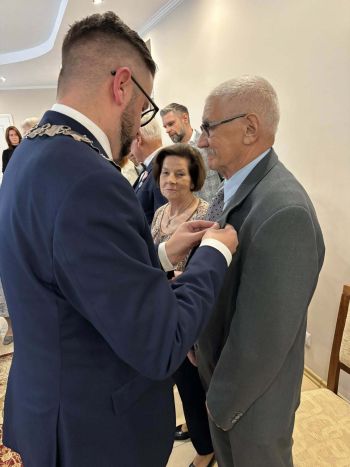 pary jubilatów otrzymujących pamiątkowe medale i dyplomy od Burmistrza