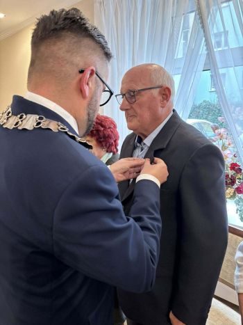 pary jubilatów otrzymujących pamiątkowe medale i dyplomy od Burmistrza