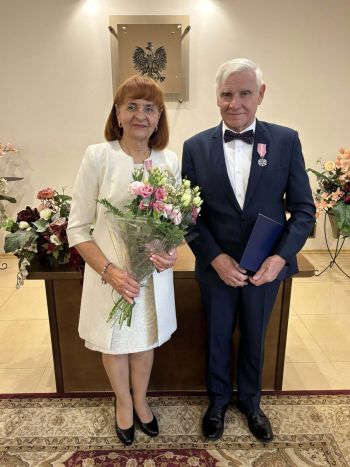 pary jubilatów otrzymujących pamiątkowe medale i dyplomy od Burmistrza