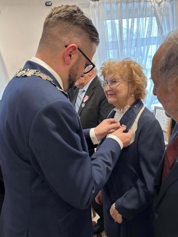 pary jubilatów otrzymujących pamiątkowe medale i dyplomy od Burmistrza