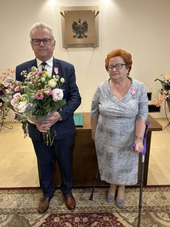 pary jubilatów otrzymujących pamiątkowe medale i dyplomy od Burmistrza