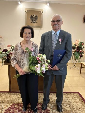 pary jubilatów otrzymujących pamiątkowe medale i dyplomy od Burmistrza