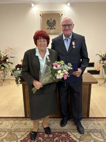 pary jubilatów otrzymujących pamiątkowe medale i dyplomy od Burmistrza