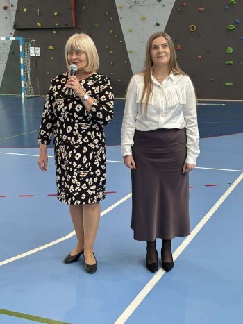 hala sportowa, dzieci ubrane na galowo, zaproszeni goście, występy z biało czerwonymi flagami