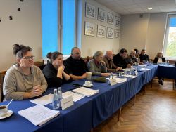 Przedstawiciele Zarządów Osiedli siedzący przy stołach.