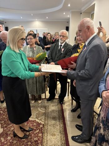 sala toastów, zebrane małżeństwa odbierają medale i gratulacje od Burmistrza