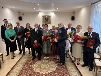 sala toastów, zebrane małżeństwa odbierają medale i gratulacje od Burmistrza