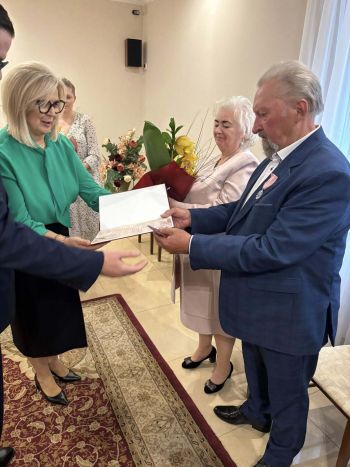 sala toastów, zebrane małżeństwa odbierają medale i gratulacje od Burmistrza