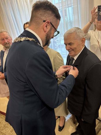 sala toastów, zebrane małżeństwa odbierają medale i gratulacje od Burmistrza