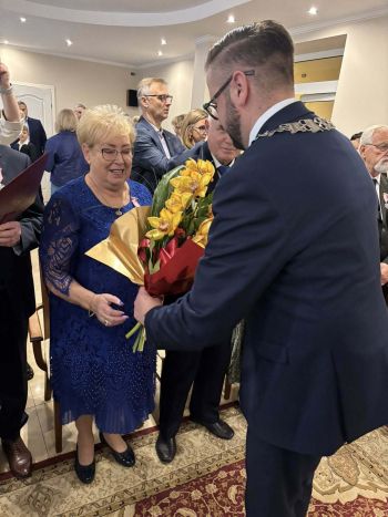 sala toastów, zebrane małżeństwa odbierają medale i gratulacje od Burmistrza