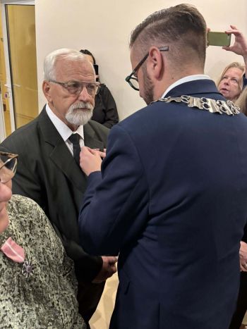 sala toastów, zebrane małżeństwa odbierają medale i gratulacje od Burmistrza