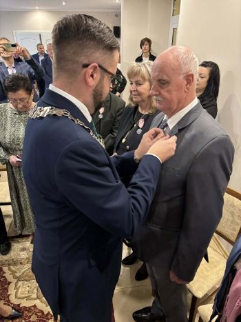 sala toastów, zebrane małżeństwa odbierają medale i gratulacje od Burmistrza