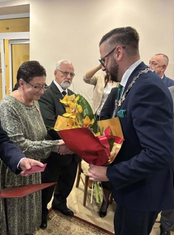 sala toastów, zebrane małżeństwa odbierają medale i gratulacje od Burmistrza