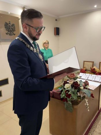 sala toastów, zebrane małżeństwa odbierają medale i gratulacje od Burmistrza