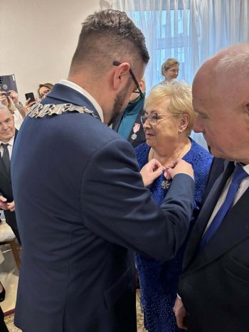 sala toastów, zebrane małżeństwa odbierają medale i gratulacje od Burmistrza