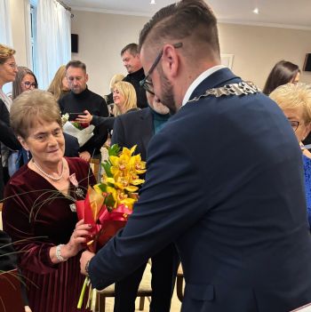 sala toastów, zebrane małżeństwa odbierają medale i gratulacje od Burmistrza
