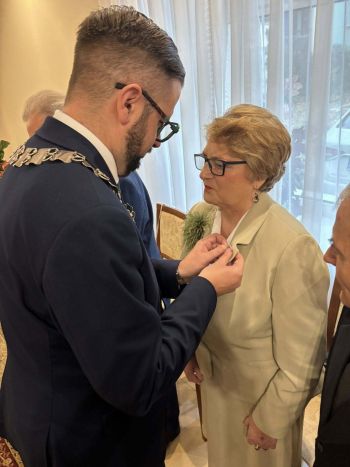 sala toastów, zebrane małżeństwa odbierają medale i gratulacje od Burmistrza