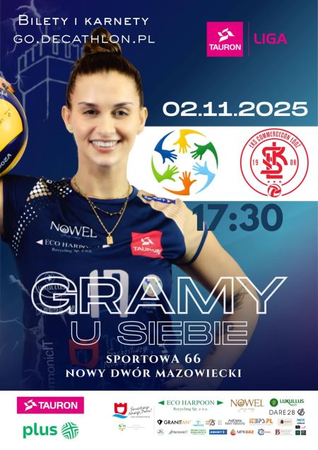 uśmiechnięta zawodnicza trzymająca piłkę do siatkówki, logotypy i napisy