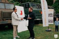 Dwóch mężczyzn patrzących na siebie ściska sobie prawe dłonie.