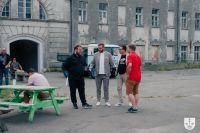 Czterech mężczyzn rozmawiających ze sobą.