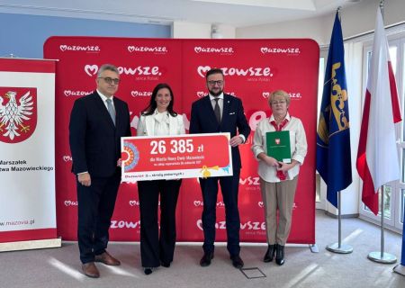 cztery osoby stojące na tle biało czerwonej ścianki z napisem mazowsze