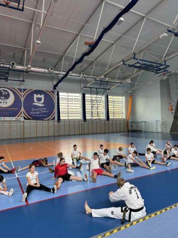 sale gimnastyczne w szkołach, ćwiczące dzieci, instruktorzy