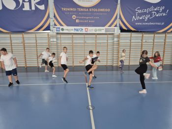 sale gimnastyczne w szkołach, ćwiczące dzieci, instruktorzy